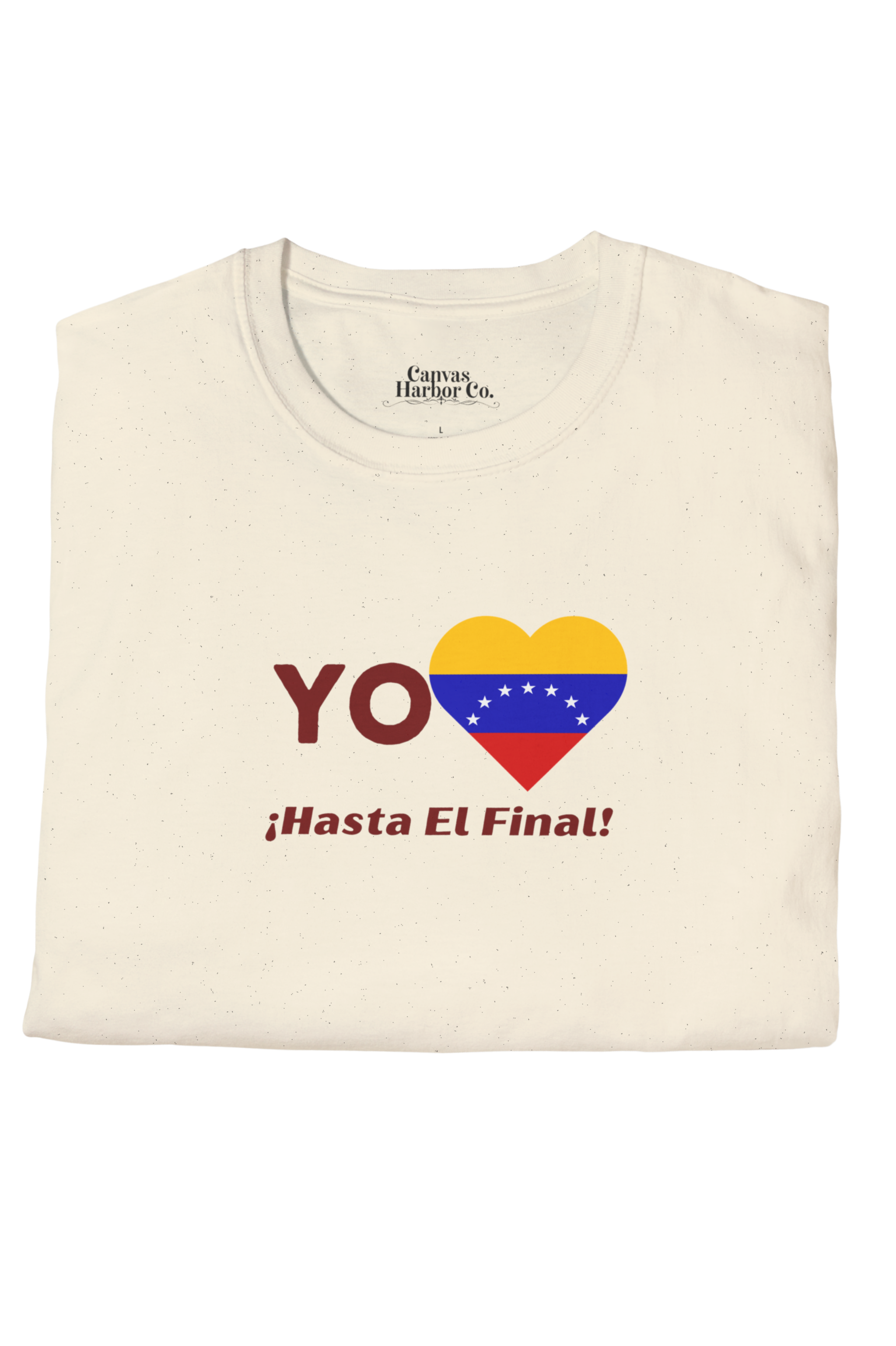 Franela color crema, doblada, con la bandera venezolana de 7 estrellas en forma de corazón, la palabra "YO" a la izquierda y el texto "¡HASTA EL FINAL!" debajo.