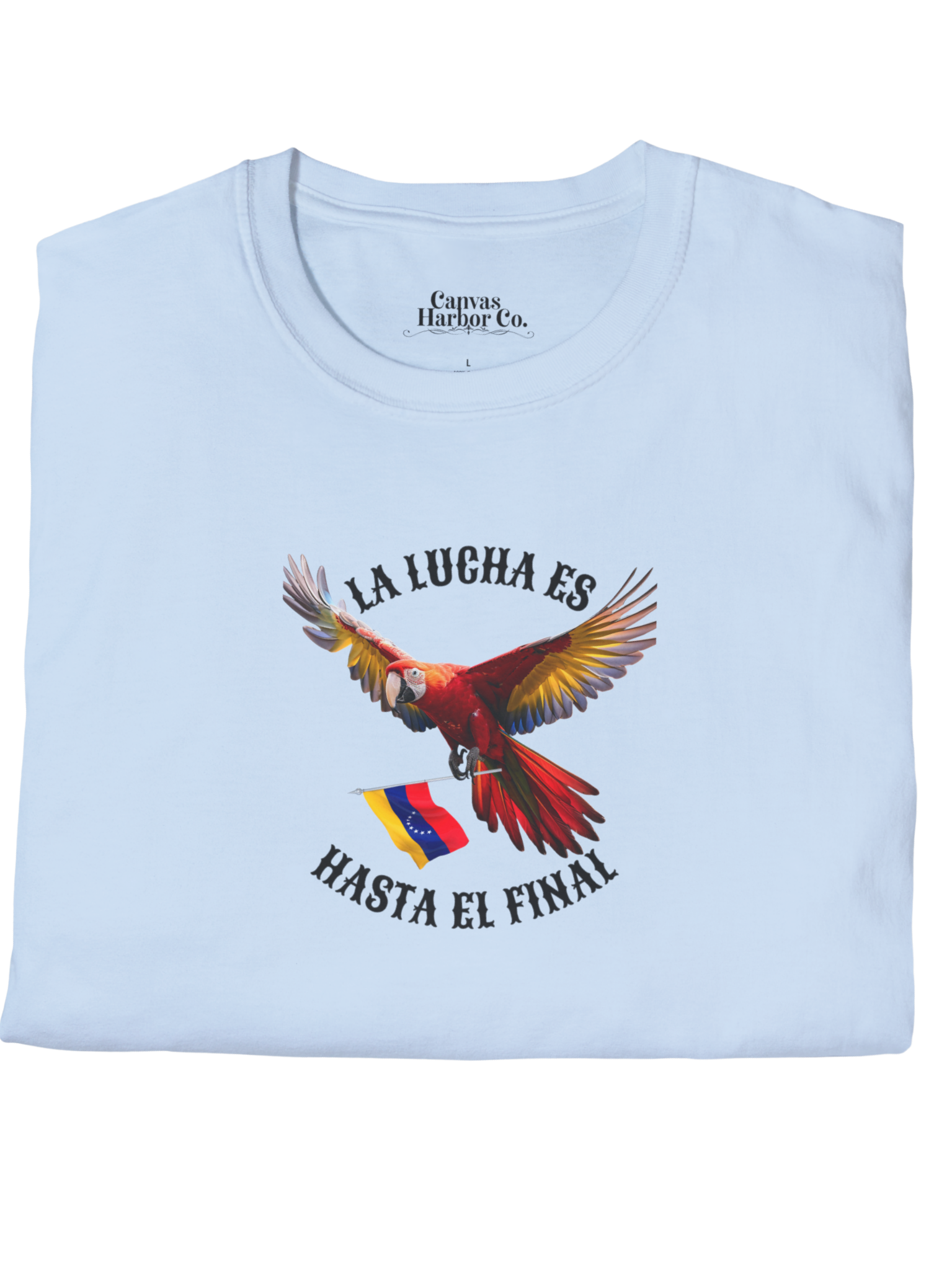 Franela azul claro doblada, con la imagen de un guacamayo con la bandera venezolana. La frase "LA LUCHA ES HASTA EL FINAL" rodea al ave.