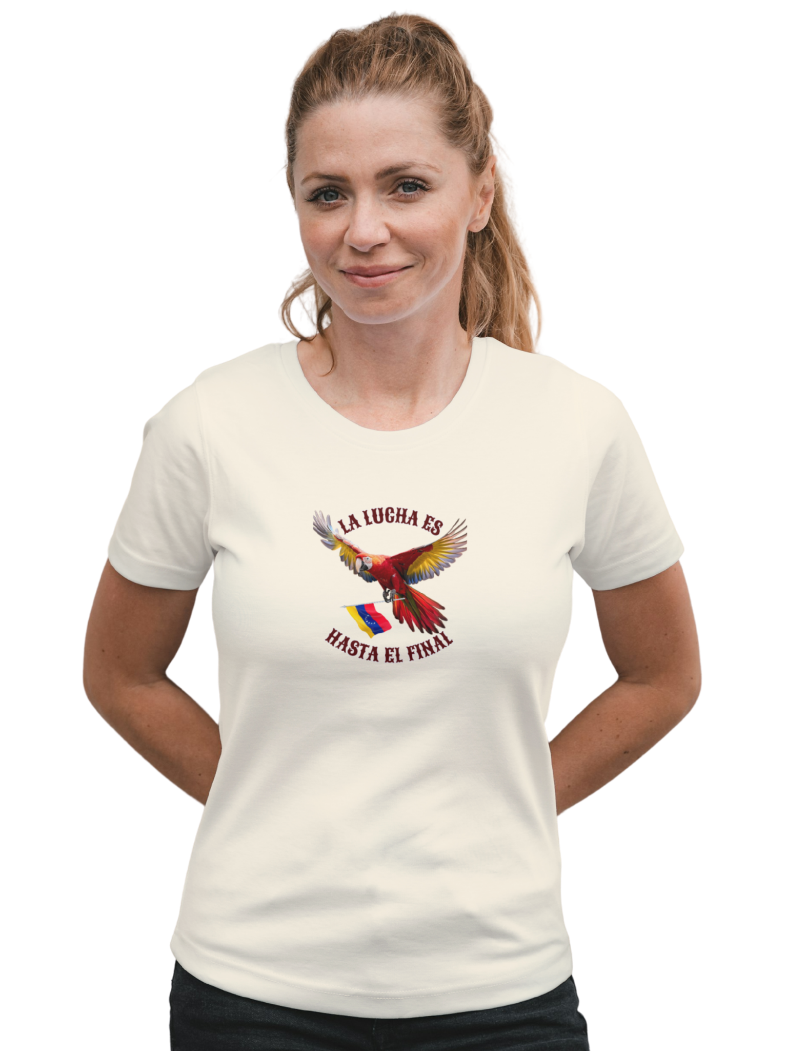 Una mujer, rubia y sonriente, viste una franela color crema con la imagen de un guacamayo y la bandera venezolana. La frase "LA LUCHA ES HASTA EL FINAL" rodea al ave.