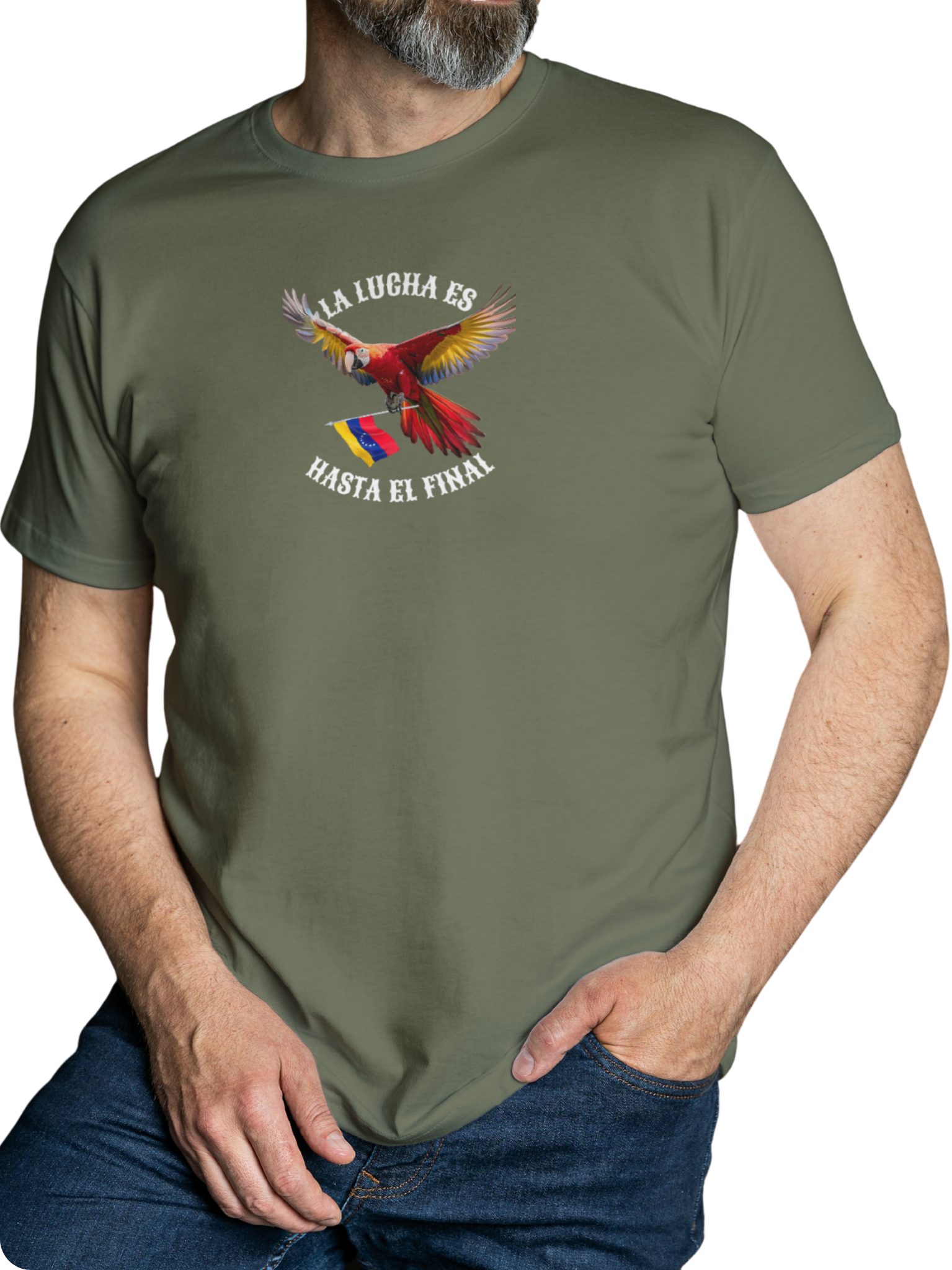 Un hombre viste una franela color verde oliva con la imagen de un guacamayo y la bandera venezolana. La frase "LA LUCHA ES HASTA EL FINAL" rodea al ave.