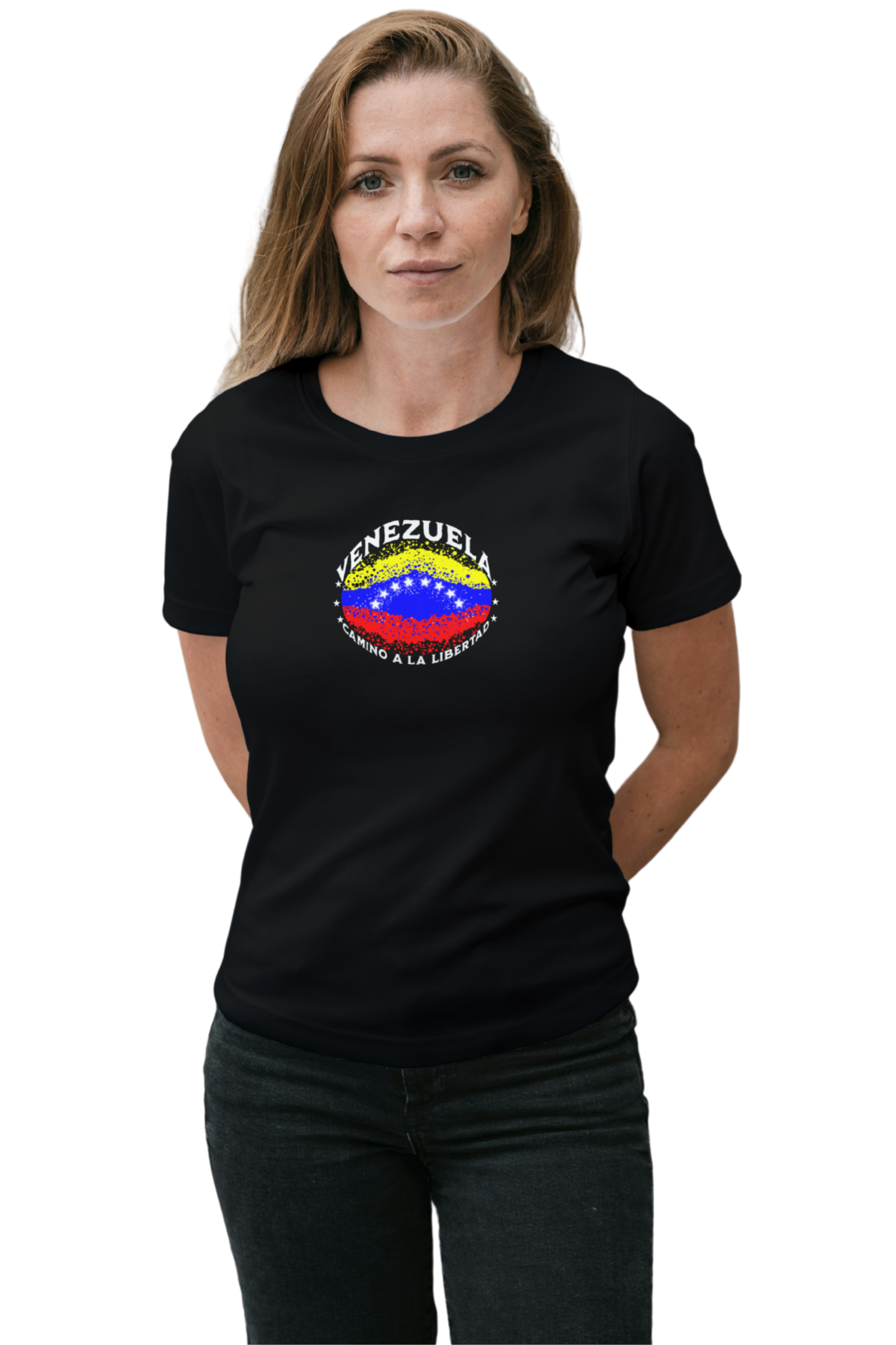 Una mujer rubia viste una franela negra con una bandera venezolana de forma elíptica salpicada de puntos (como una explosión), con el nombre "VENEZUELA” arriba, el texto “CAMINO A LA LIBERTAD" abajo y 3 estrellas en cada lado.