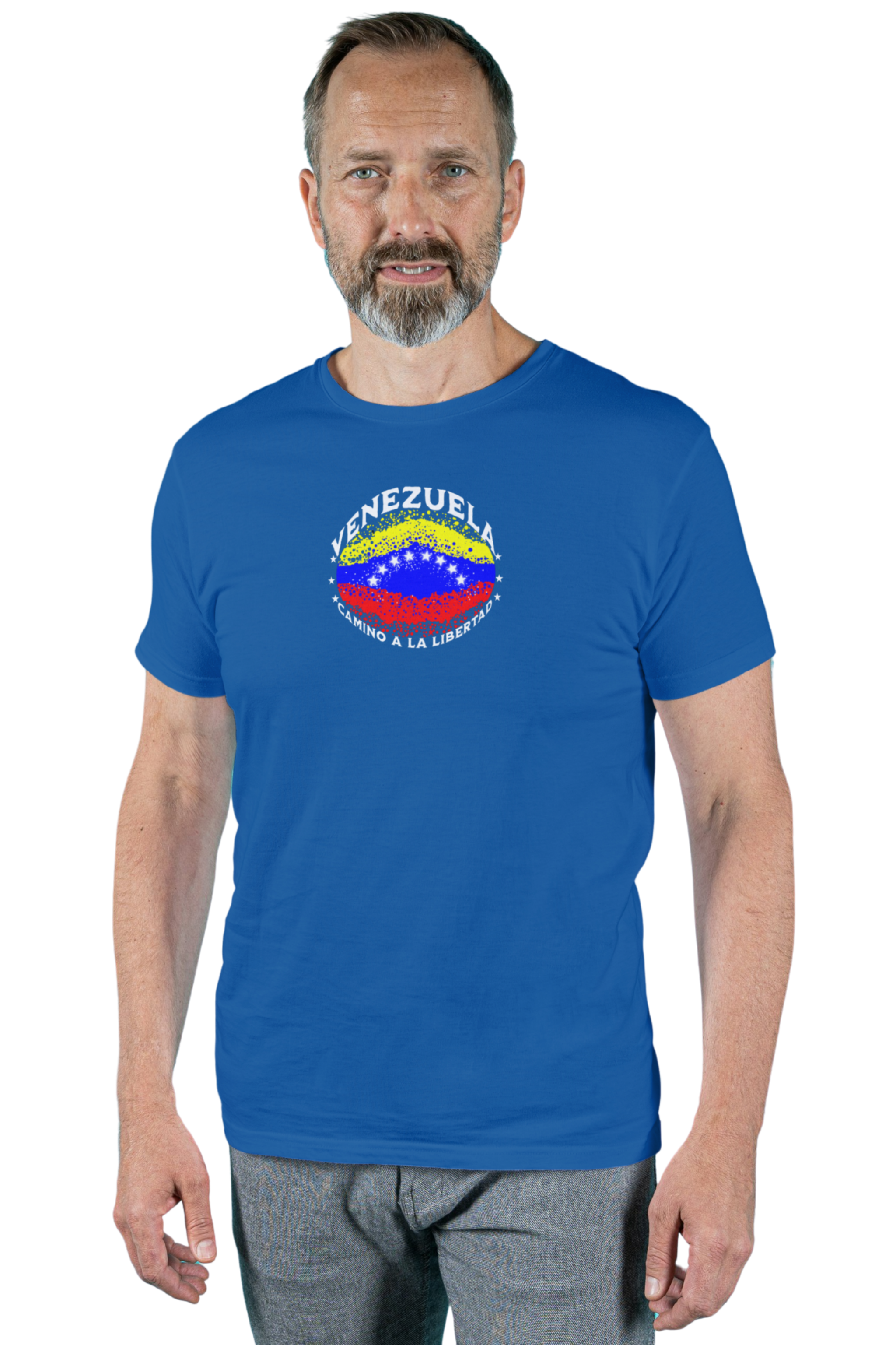 Un hombre viste una franela azul con una bandera venezolana de forma elíptica salpicada de puntos (como una explosión), con el nombre "VENEZUELA” arriba, el texto “CAMINO A LA LIBERTAD" abajo y 3 estrellas en cada lado.