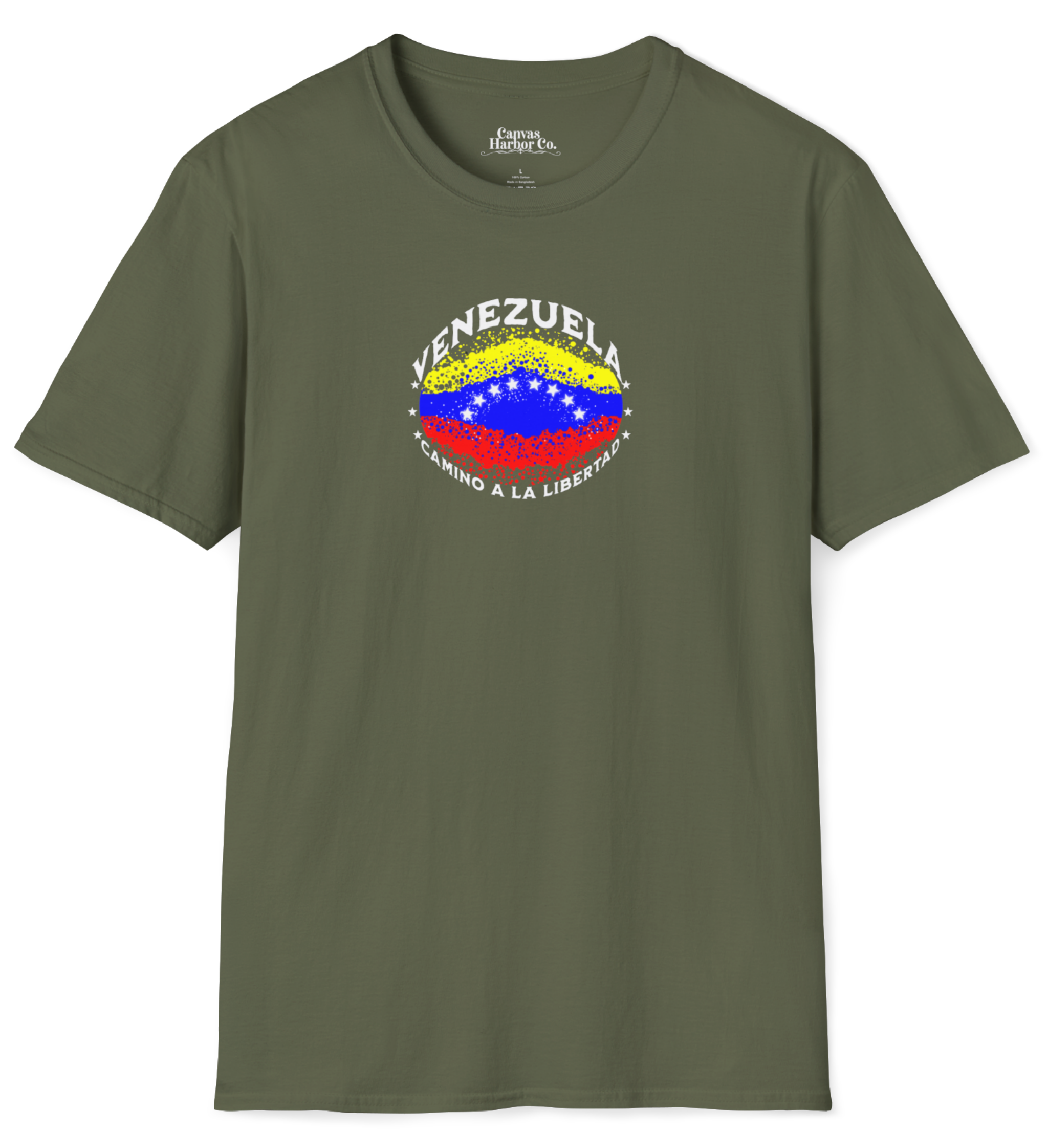 Franela color verde oliva con una bandera venezolana de forma elíptica salpicada de puntos (como una explosión), con el nombre "VENEZUELA” arriba, el texto “CAMINO A LA LIBERTAD" abajo y 3 estrellas en cada lado.
