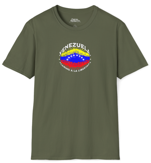 Franela color verde oliva con una bandera venezolana de forma elíptica salpicada de puntos (como una explosión), con el nombre "VENEZUELA” arriba, el texto “CAMINO A LA LIBERTAD" abajo y 3 estrellas en cada lado.