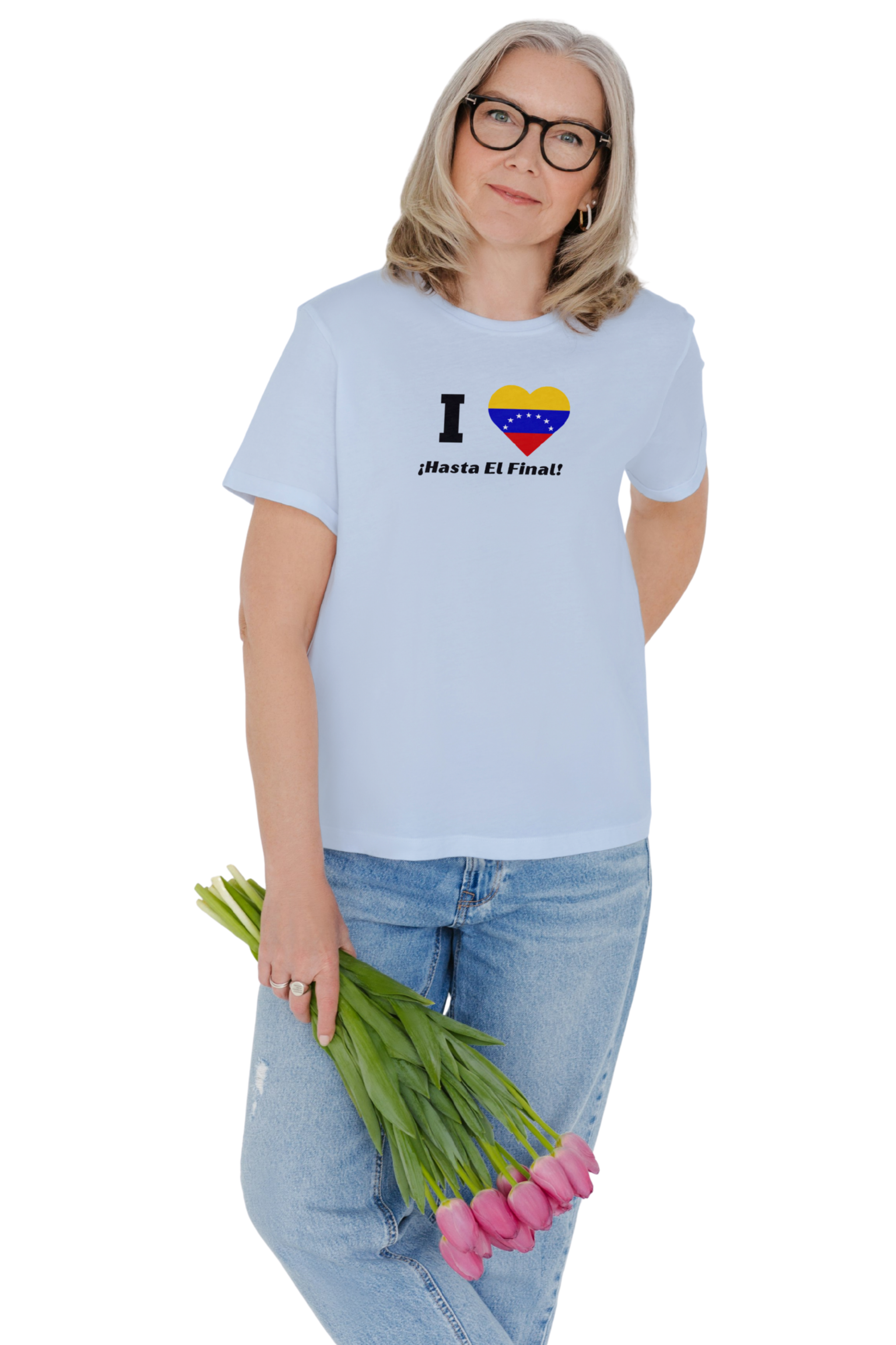 A woman wears a light blue T-shirt featuring the 7-star Venezuelan flag in the shape of a heart, the word "I" on the left, and the text "¡HASTA EL FINAL!" below.