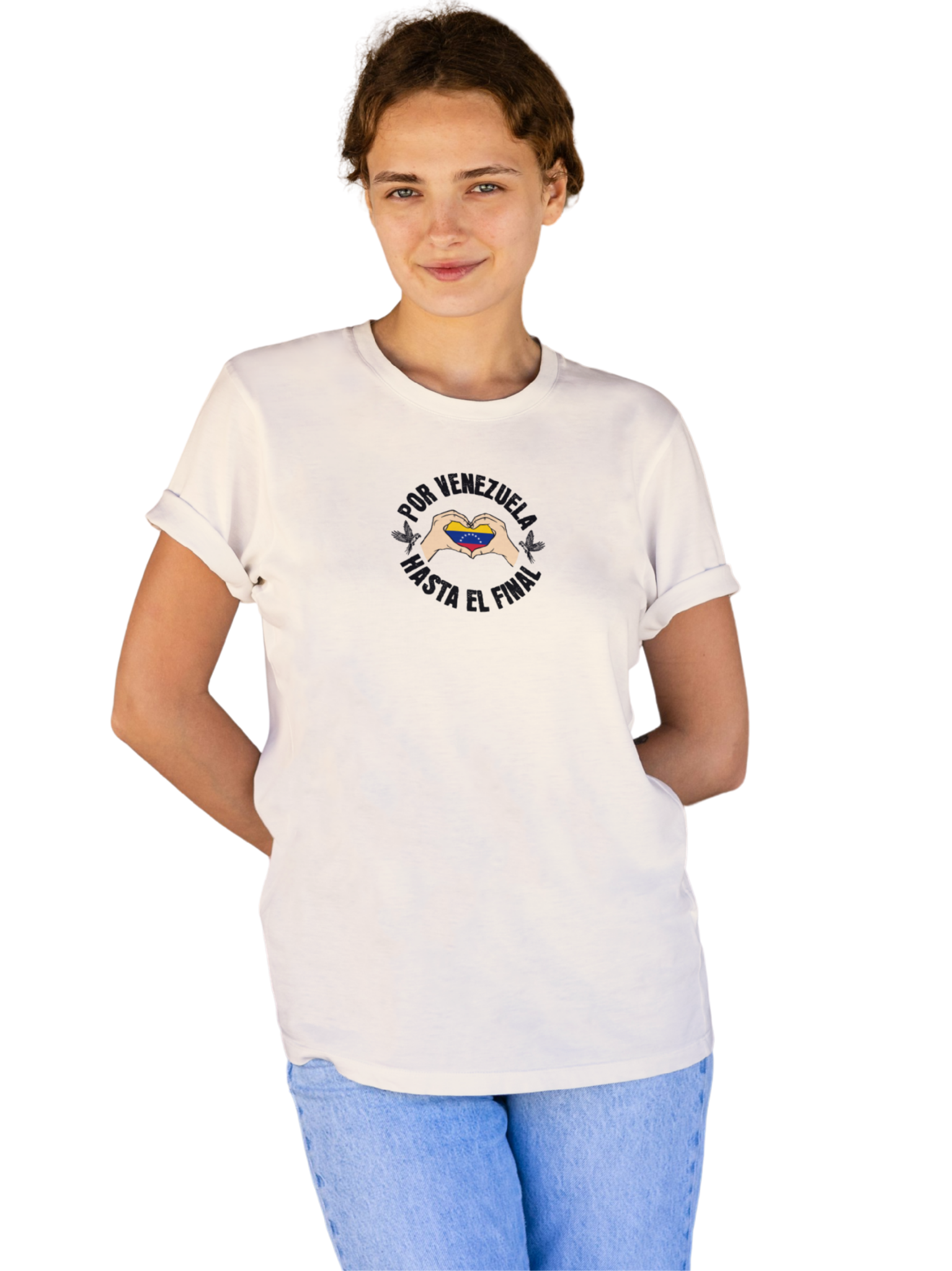 Una mujer joven viste una franela color crema, con la bandera venezolana dentro de unas manos en forma de corazón, el texto "POR VENEZUELA HASTA EL FINAL" alrededor y una guacamaya a cada lado.