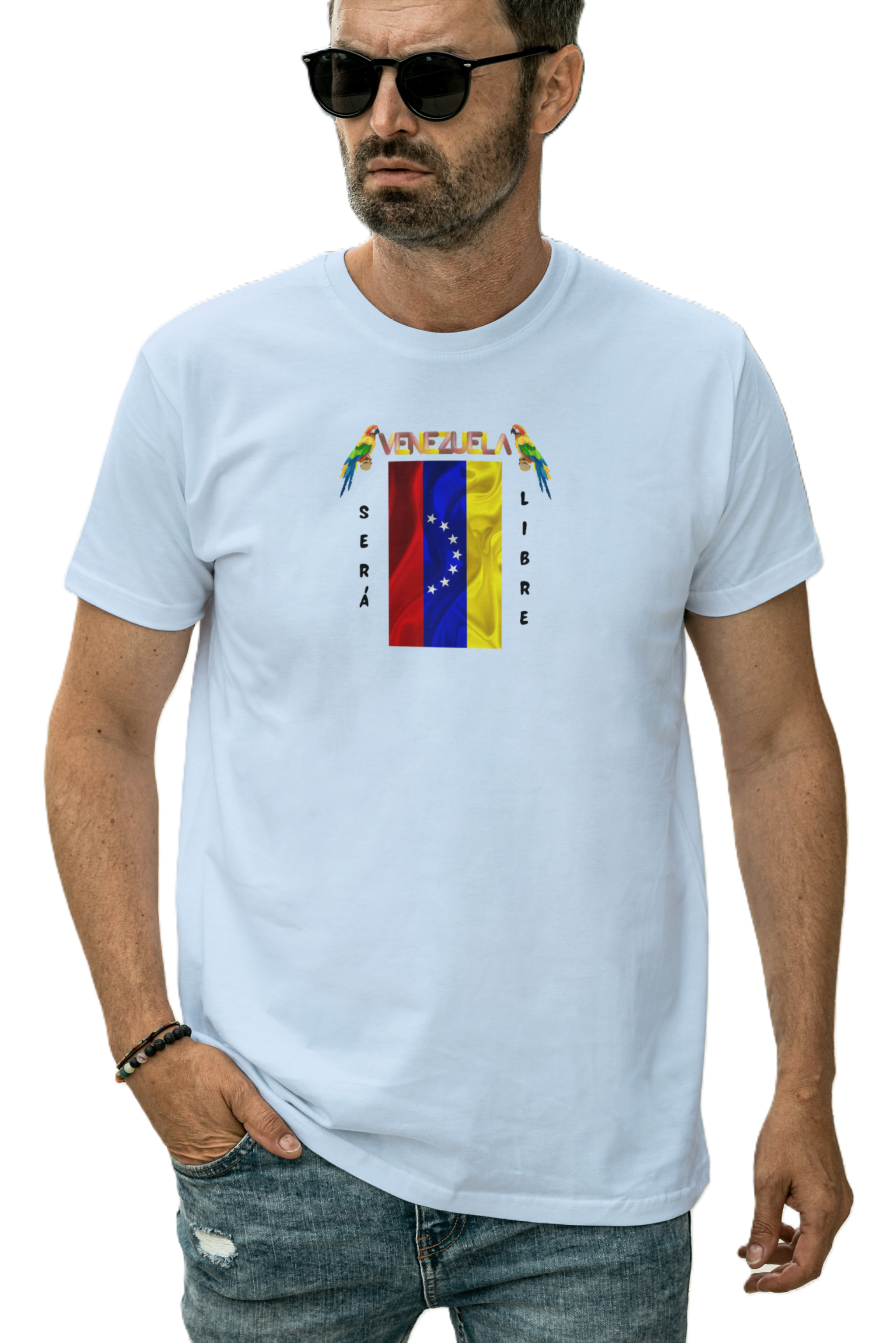 Un hombre viste una franela azul claro con la bandera venezolana de 7 estrellas, el nombre VENEZUELA arriba y una guacamaya a cada lado. Las palabras SERÁ y LIBRE se ubican verticalmente junto a la bandera.