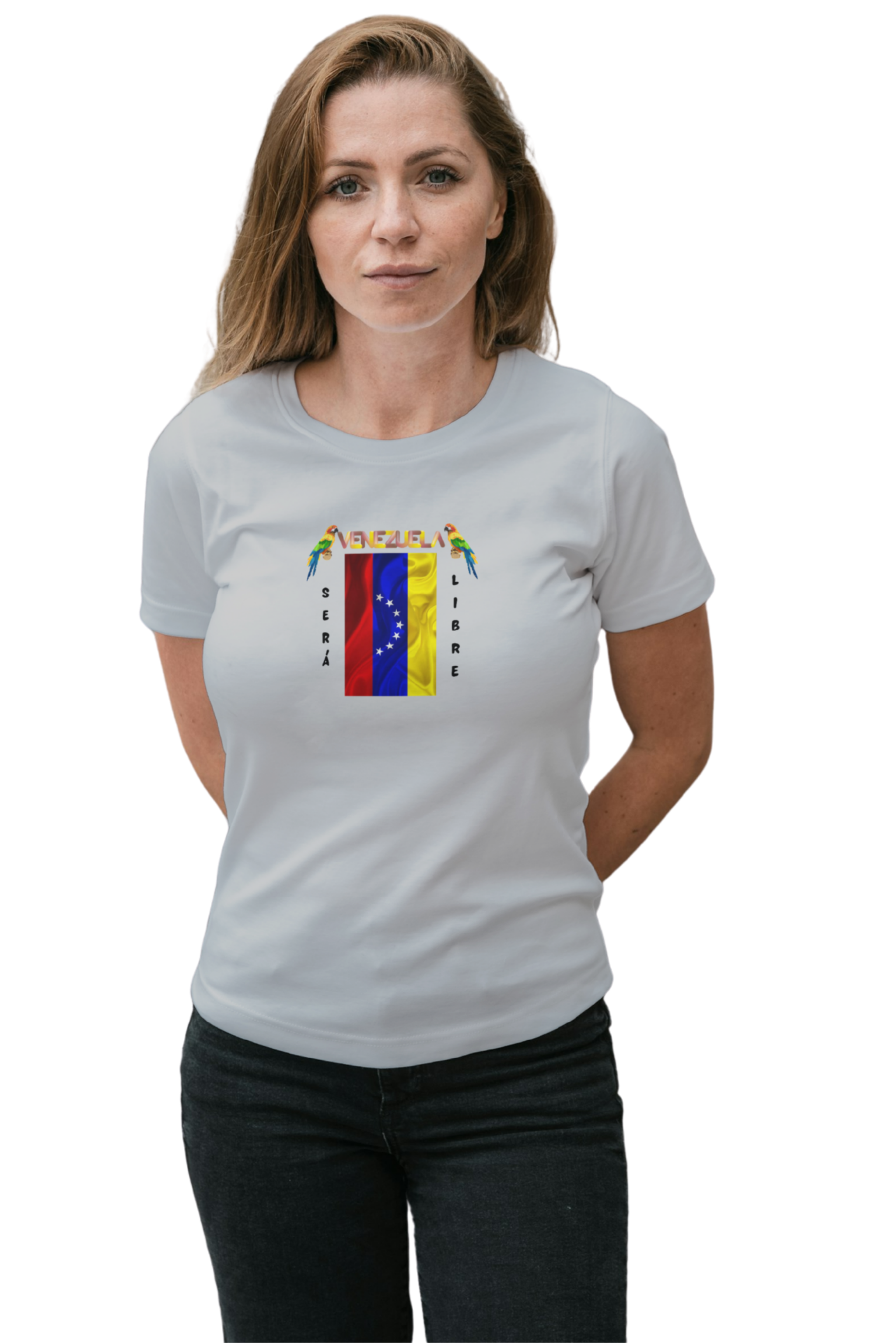 Una mujer joven viste una franela gris claro con la bandera venezolana de 7 estrellas, el nombre VENEZUELA arriba y una guacamaya a cada lado. Las palabras SERÁ y LIBRE se ubican verticalmente junto a la bandera.