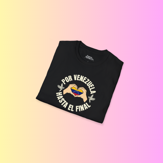 A folded black unisex t-shirt featuring a Venezuelan flag inside heart-shaped hands, the text "Por Venezuela Hasta El Final", and a pair of macaws on either side.