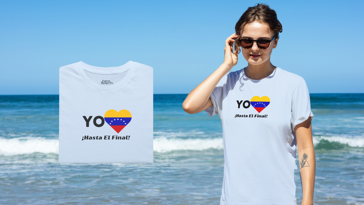 Franela color azul claro, doblada, con la bandera venezolana de 7 estrellas en forma de corazón, la palabra "YO" a la izquierda y el texto "¡HASTA EL FINAL!" debajo.
A la derecha, una mujer viste la franela. Ella está en una playa, usando lentes de sol.