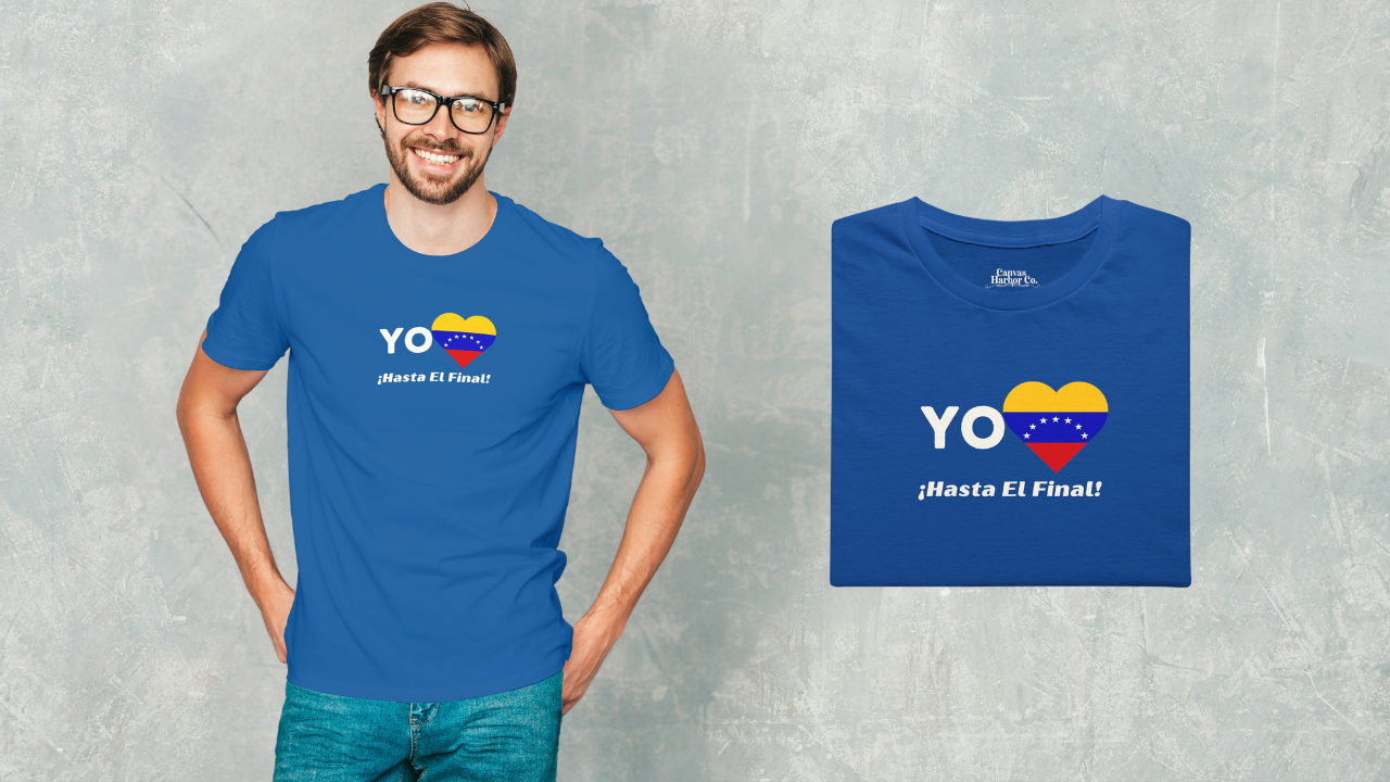 Franela color azul, doblada, con la bandera venezolana de 7 estrellas en forma de corazón, la palabra "YO" a la izquierda y el texto "¡HASTA EL FINAL!" debajo.
A la izquierda, un hombre viste la franela. Él está de pie, mirando al frente y sonriendo.