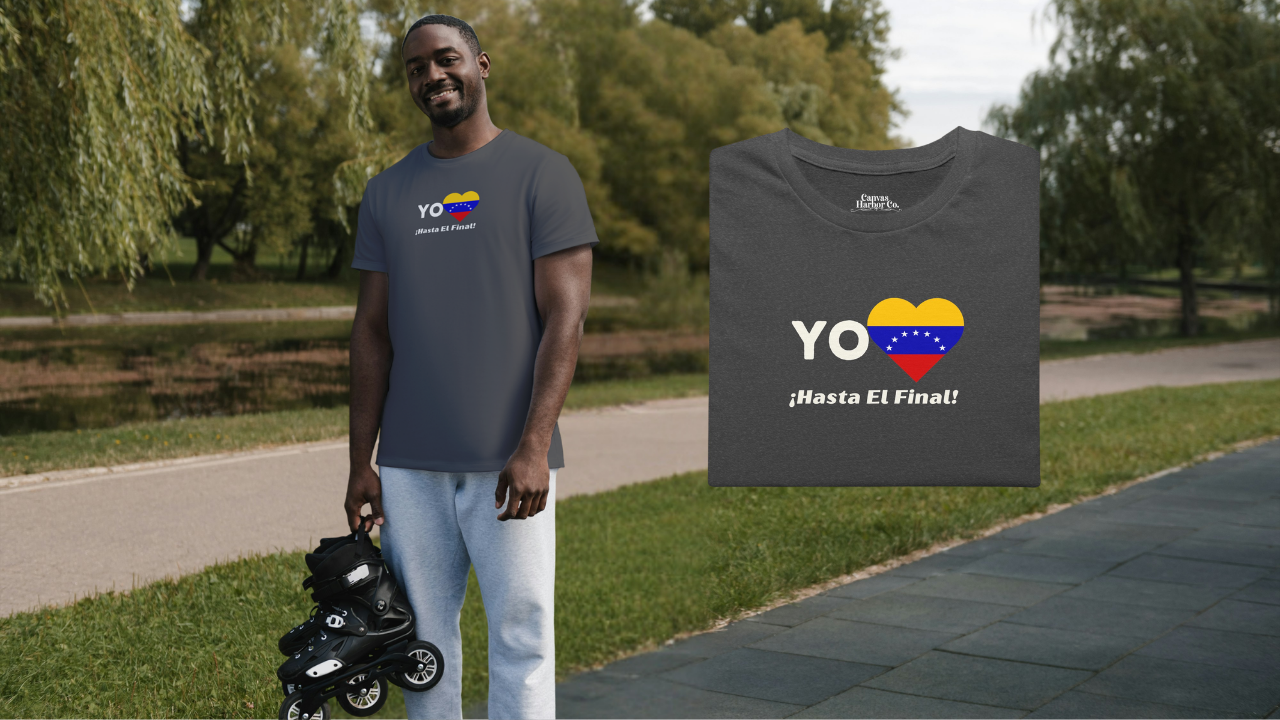 Franela color gris oscuro, doblada, con la bandera venezolana de 7 estrellas en forma de corazón, la palabra "YO" a la izquierda y el texto "¡HASTA EL FINAL!" debajo.
A la izquierda, un hombre afroamericano viste la franela. Él está en un parque, sonriendo, sosteniendo unos patines.