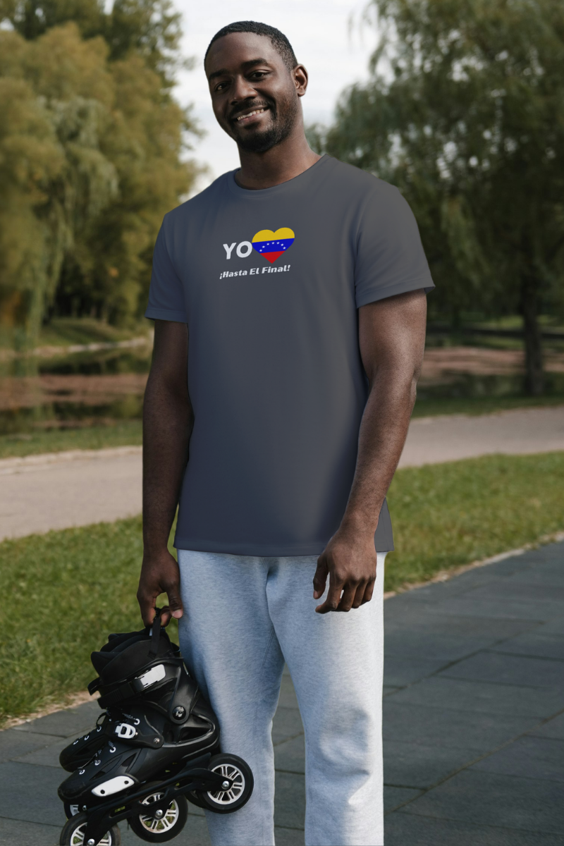 Un hombre afroamericano viste una franela gris oscuro con la bandera venezolana de 7 estrellas en forma de corazón, la palabra "YO" a la izquierda y el texto "¡HASTA EL FINAL!" debajo.
Él está en un parque, sonriendo, sosteniendo unos patines.