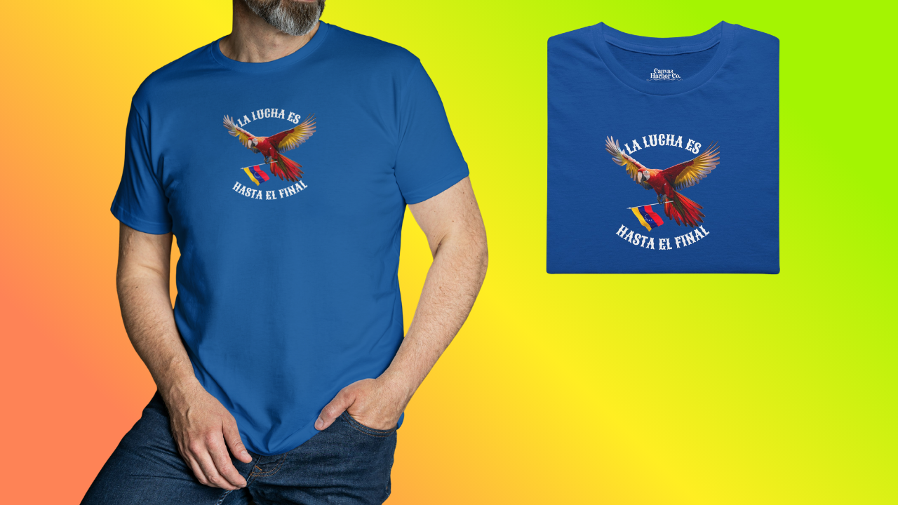 Franela azul, doblada, con la imagen de un guacamayo con la bandera venezolana. La frase "LA LUCHA ES HASTA EL FINAL" rodea al ave.
A la izquierda, un hombre viste la franela. Él está de pie, con su mano izquierda dentro del bolsillo de su pantalón.