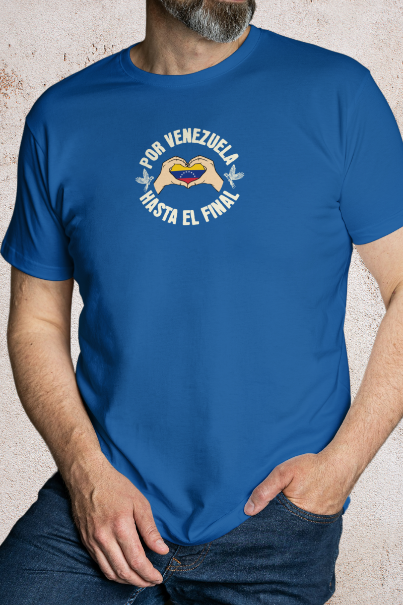 Un hombre viste una franela azul con la bandera venezolana dentro de unas manos en forma de corazón, el texto "POR VENEZUELA HASTA EL FINAL" alrededor y una guacamaya a cada lado.
Él está de pie, con su mano izquierda en el bolsillo de su pantalón.