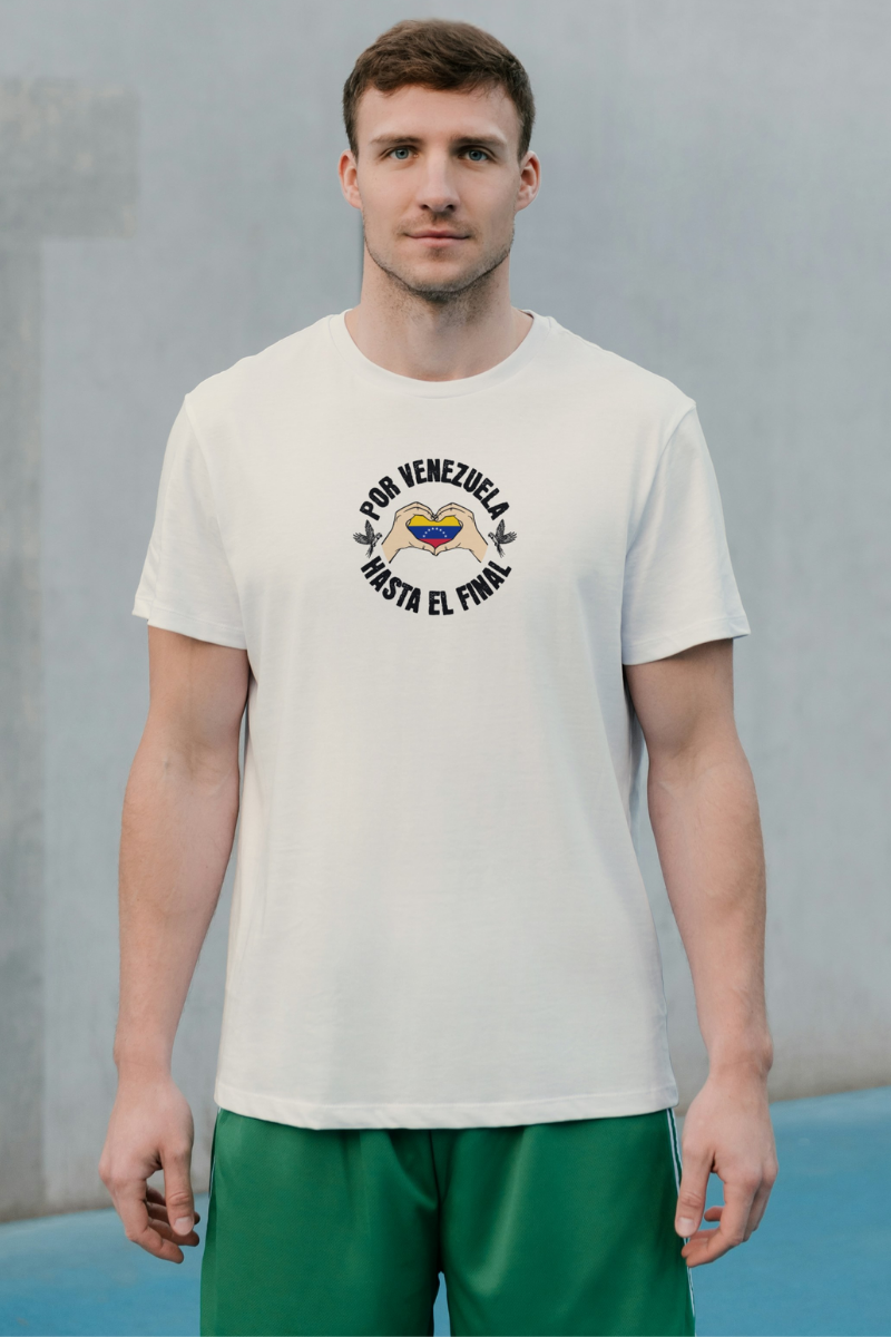 Un hombre atlético viste una franela color crema con la bandera venezolana dentro de unas manos en forma de corazón, el texto "POR VENEZUELA HASTA EL FINAL" alrededor y una guacamaya a cada lado.
Él está parado, mirando al frente.